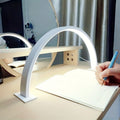 Lámpara de Escritorio LED Luna Brazo Flexible detalle del interruptor y el cable USB