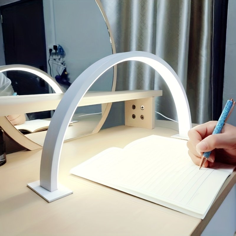 Lámpara de Escritorio LED Luna Brazo Flexible detalle del interruptor y el cable USB