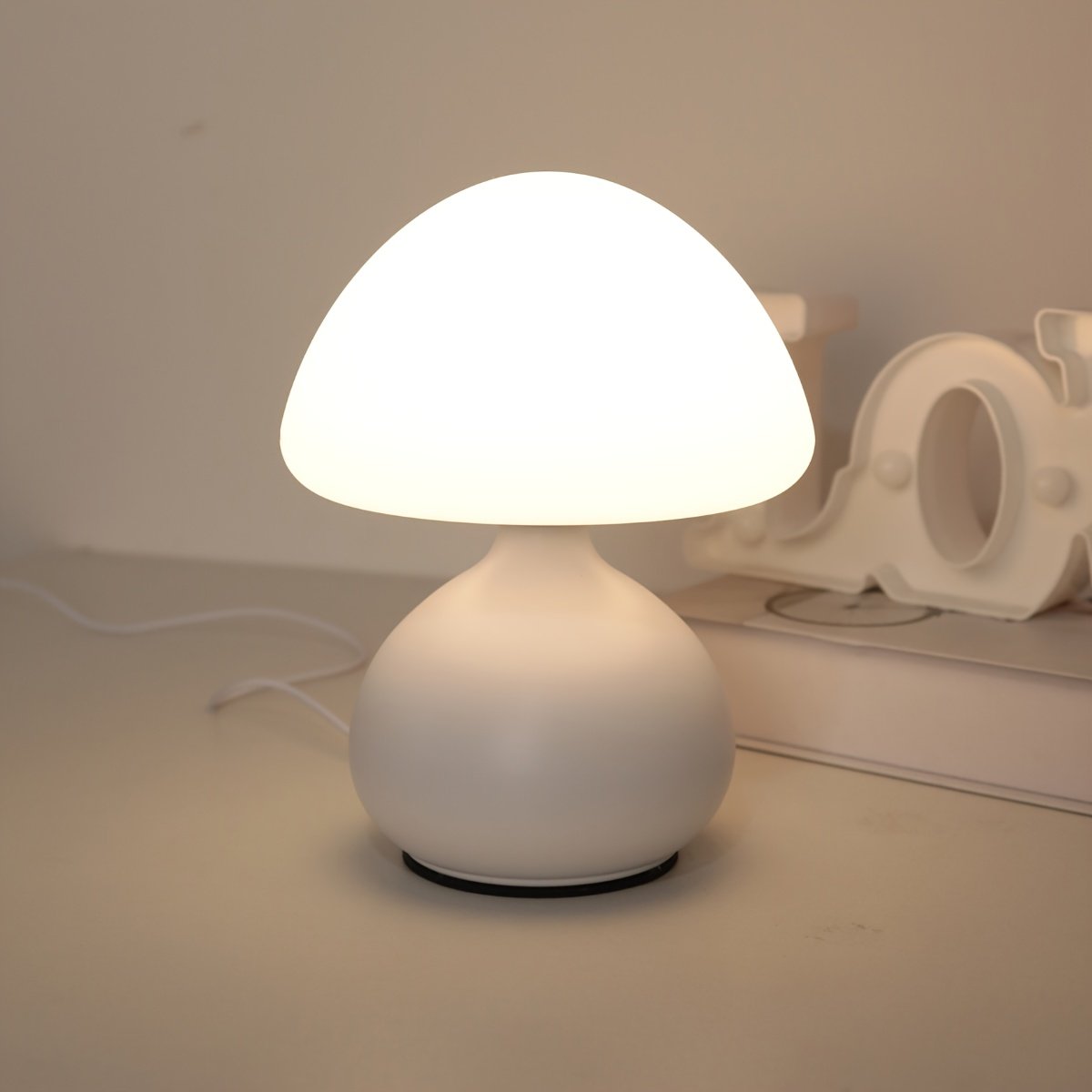 Lámpara LED Hongo USB Tricolor Decorativa detalle del interruptor y el cable USB