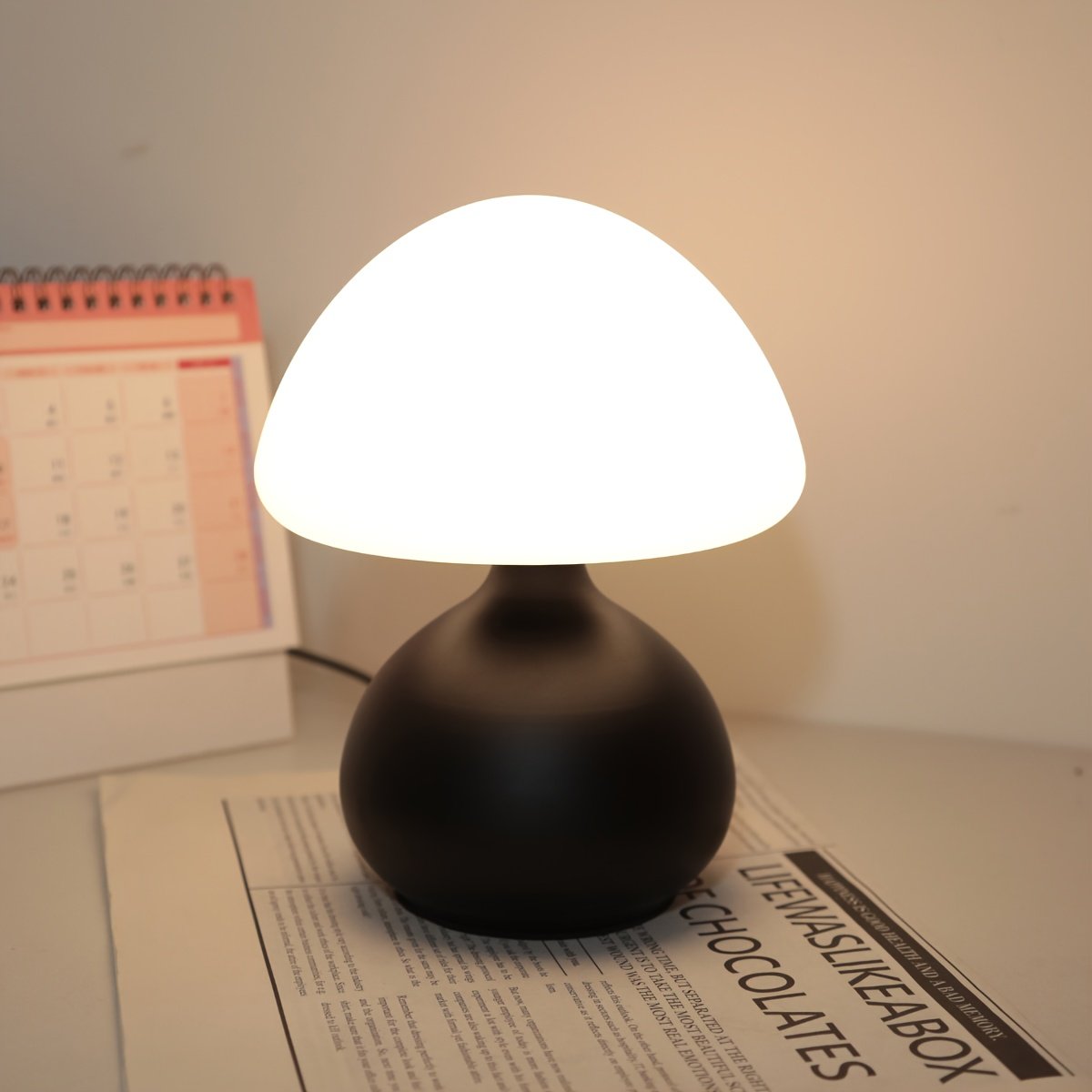 Lámpara LED Hongo USB Tricolor Decorativa en una sala moderna como luz de ambiente