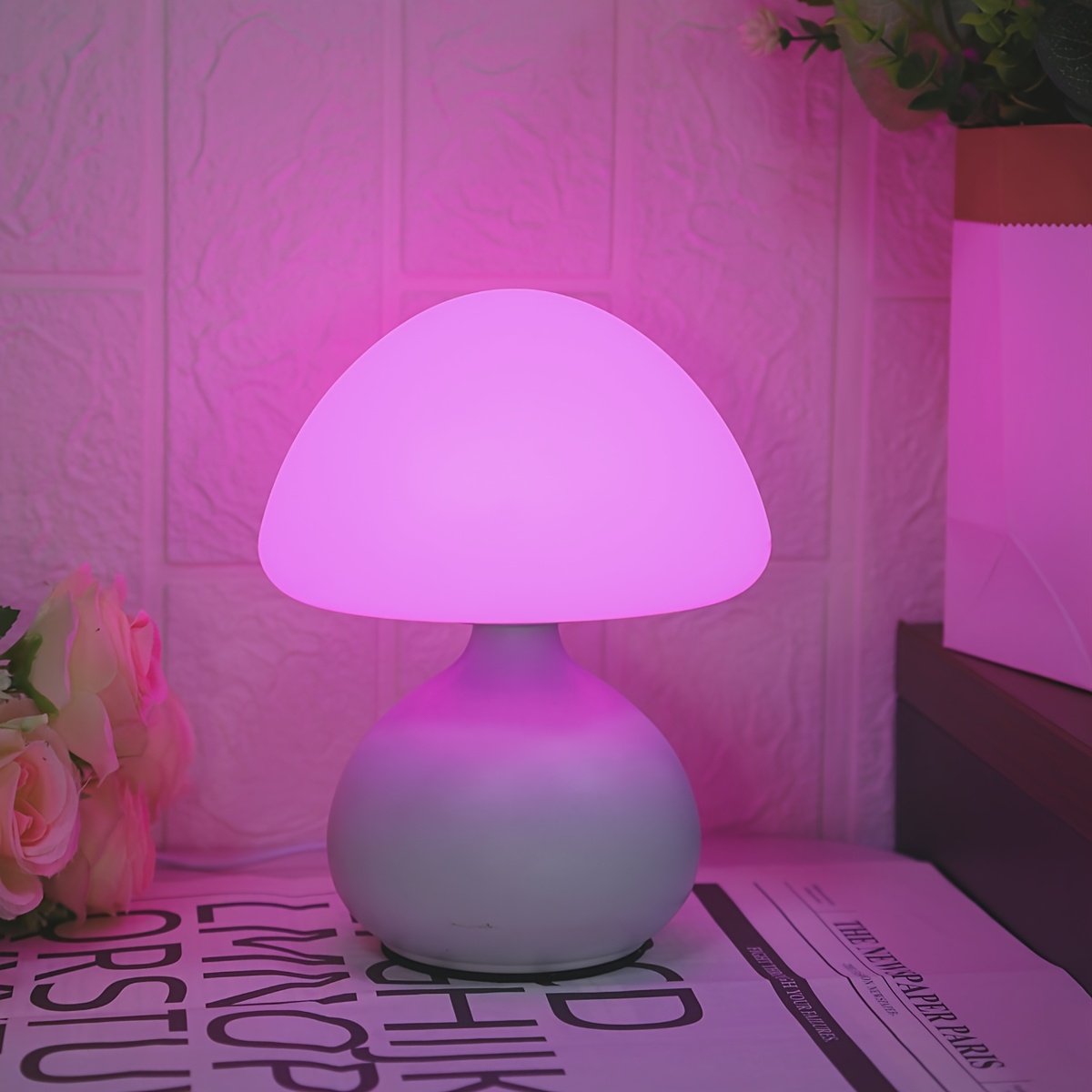 Lámpara de Mesa LED Hongo Tricolor USB en una sala moderna como luz de ambiente