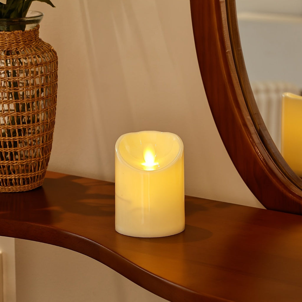 Velas LED sin Llama Marfil Efecto Llama Real en una repisa junto a decoración navideña