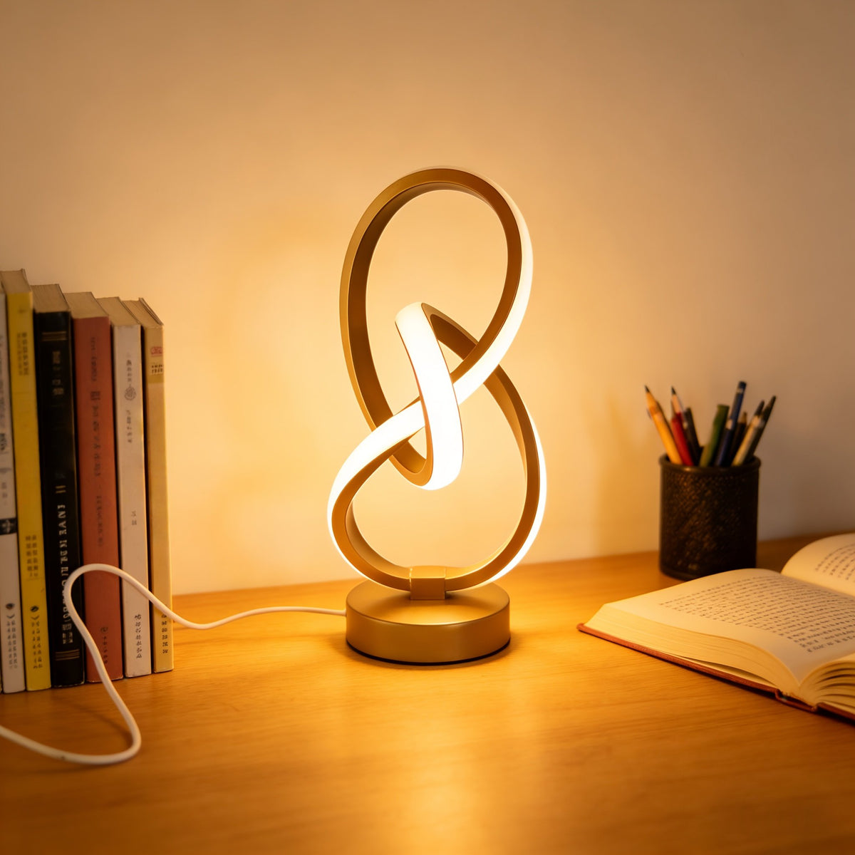 Lámpara de Escritorio Espiral USB Negra y Dorada en una sala moderna como luz de ambiente