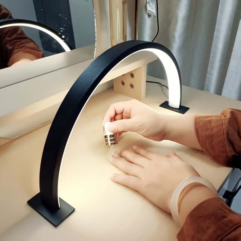 Lámpara de Escritorio LED Luna Brazo Flexible en una sala moderna como luz de ambiente