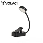 Lámpara de Lectura LED con Clip Portátil VOLACI en una sala moderna como luz de ambiente
